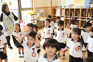 元気いっぱい歌っています♪　A・すみれ・りす