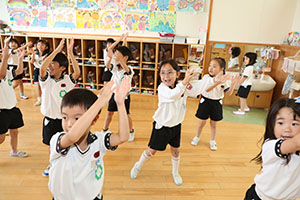 元気いっぱい歌っています♪　A・すみれ・りす