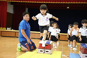 体操教室　ー跳び箱ー　すみれ