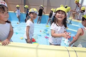 2階のプールで水遊び　ひまわり・ばら　さくら・C