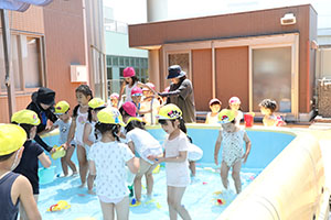 2階のプールで水遊び　ひまわり・ばら　さくら・C