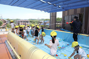2階のプールで水遊び　ひまわり・ばら　さくら・C