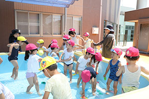 2階のプールで水遊び　ひまわり・ばら　さくら・C