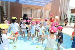 2階のプールで水遊び　ひまわり・ばら　さくら・C