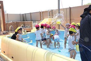 2階のプールで水遊び　ひまわり・ばら　さくら・C