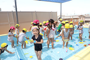 2階のプールで水遊び　ひまわり・ばら　さくら・C