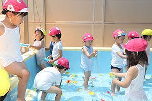 2階のプールで水遊び　ひまわり・ばら　さくら・C