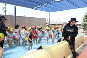 2階のプールで水遊び　ひまわり・ばら　さくら・C