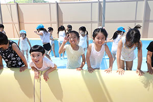 2階のプールで水遊び　ひまわり・ばら　さくら・C