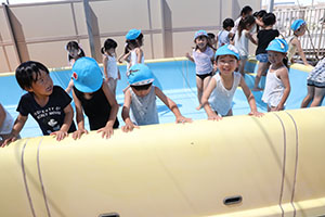 2階のプールで水遊び　ひまわり・ばら　さくら・C