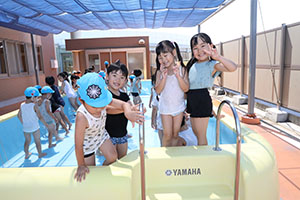2階のプールで水遊び　ひまわり・ばら　さくら・C