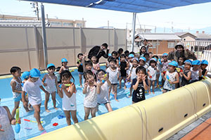 2階のプールで水遊び　ひまわり・ばら　さくら・C