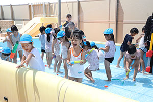 2階のプールで水遊び　ひまわり・ばら　さくら・C