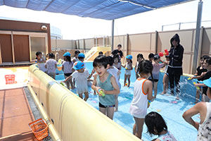 2階のプールで水遊び　ひまわり・ばら　さくら・C