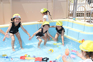 2階のプールで水遊び　ひまわり・ばら　さくら・C
