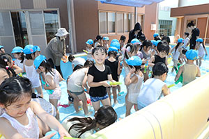 2階のプールで水遊び　ひまわり・ばら　さくら・C