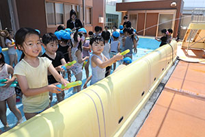 2階のプールで水遊び　ひまわり・ばら　さくら・C
