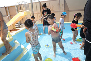 2階のプールで水遊び　ひまわり・ばら　さくら・C