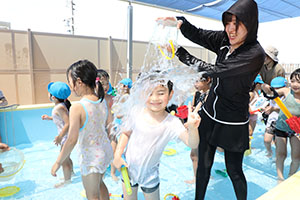 2階のプールで水遊び　ひまわり・ばら　さくら・C