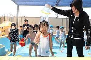 2階のプールで水遊び　ひまわり・ばら　さくら・C