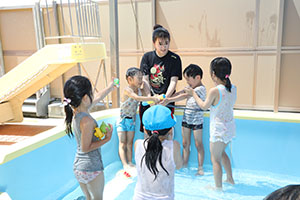 2階のプールで水遊び　ひまわり・ばら　さくら・C