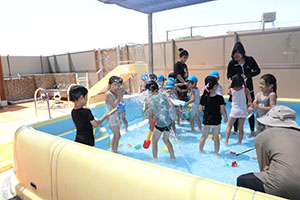 2階のプールで水遊び　ひまわり・ばら　さくら・C