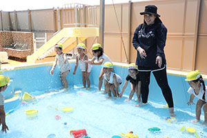 2階のプールで水遊び　ひまわり・ばら　さくら・C