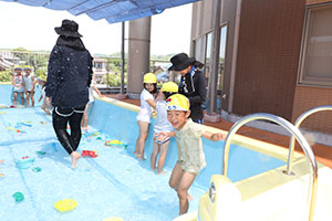 2階のプールで水遊び　ひまわり・ばら　さくら・C