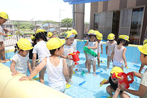 2階のプールで水遊び　ひまわり・ばら　さくら・C