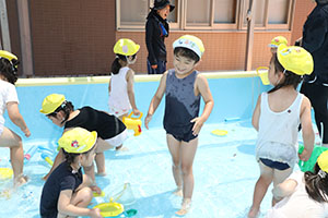 2階のプールで水遊び　ひまわり・ばら　さくら・C