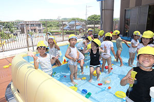 2階のプールで水遊び　ひまわり・ばら　さくら・C