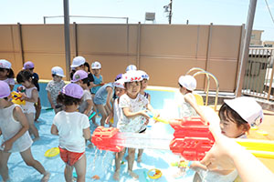 2階のプールで水遊び　たんぽぽ・すみれ　A・B