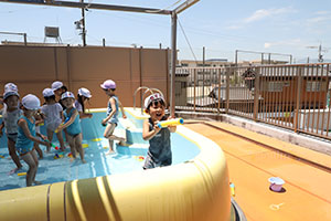 2階のプールで水遊び　たんぽぽ・すみれ　A・B