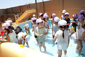 2階のプールで水遊び　たんぽぽ・すみれ　A・B