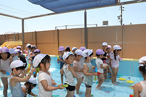 2階のプールで水遊び　たんぽぽ・すみれ　A・B
