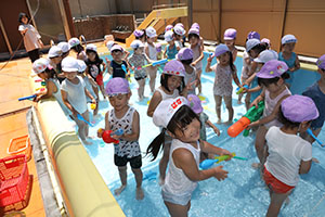 2階のプールで水遊び　たんぽぽ・すみれ　A・B