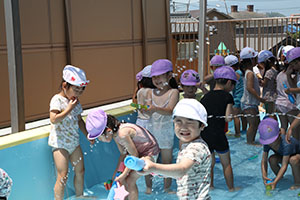 2階のプールで水遊び　たんぽぽ・すみれ　A・B