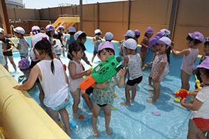 2階のプールで水遊び　たんぽぽ・すみれ　A・B