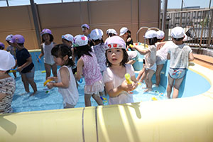 2階のプールで水遊び　たんぽぽ・すみれ　A・B