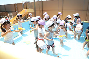 2階のプールで水遊び　たんぽぽ・すみれ　A・B