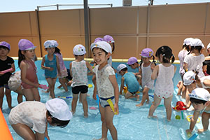 2階のプールで水遊び　たんぽぽ・すみれ　A・B