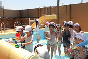 2階のプールで水遊び　たんぽぽ・すみれ　A・B