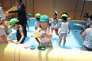 2階のプールで水遊び　たんぽぽ・すみれ　A・B