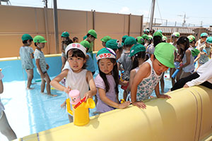 2階のプールで水遊び　たんぽぽ・すみれ　A・B