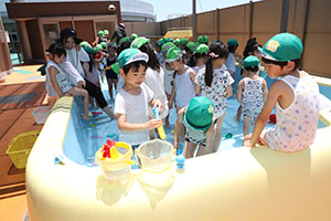 2階のプールで水遊び　たんぽぽ・すみれ　A・B