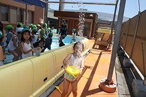 2階のプールで水遊び　たんぽぽ・すみれ　A・B