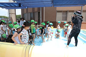 2階のプールで水遊び　たんぽぽ・すみれ　A・B