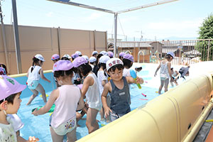 2階のプールで水遊び　たんぽぽ・すみれ　A・B