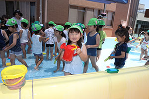 2階のプールで水遊び　たんぽぽ・すみれ　A・B