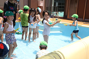 2階のプールで水遊び　たんぽぽ・すみれ　A・B